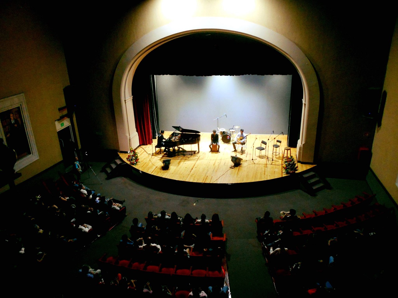 (de isq. a der. en theatron) Ricardo Herrera, Danni López y Mario Romero