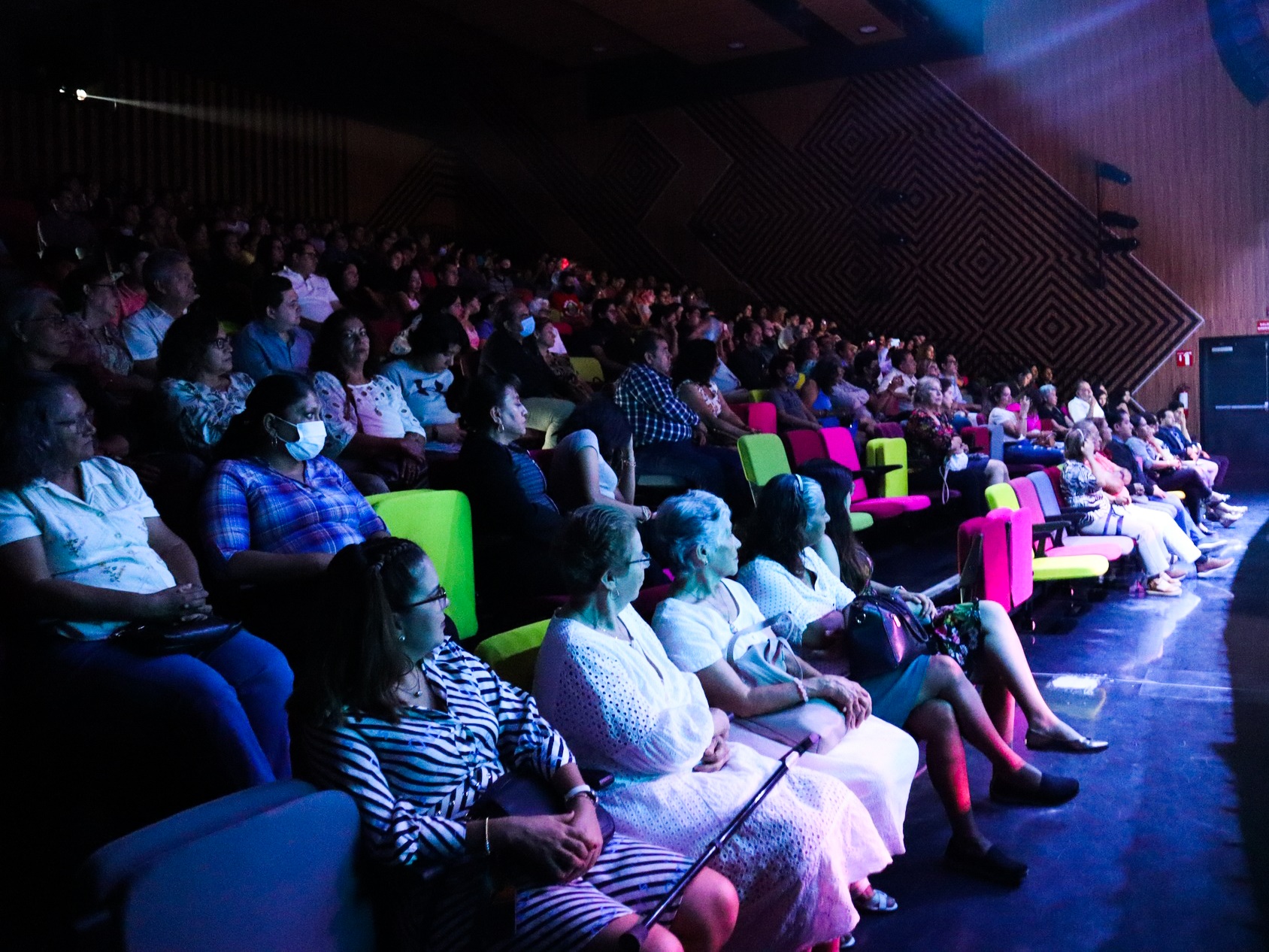 Audiencia presente en Teatro Constitución de Apatzingán. Noviembre 2022.